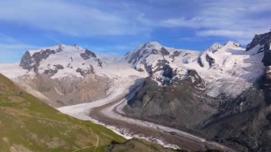 İsviçre Alpleri 'nin sinematik hava aracı görüntüleri. Karla kaplı tepeler, yeşil vadiler ve çarpıcı 4K 'da yakalanmış dramatik dağ manzaraları. Seyahat, doğa ve manzara projeleri için ideal