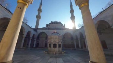 Sultanahmet Camii. İstanbul 'daki Mavi Cami. Gün batımında Mavi Cami Sultanahmet Camii. İstanbul, Türkiye. İstanbul 'un simgesi.