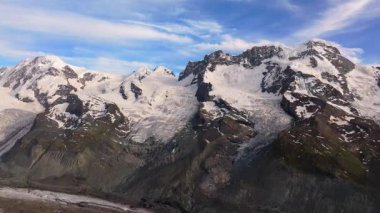 İsviçre Alpleri 'nin sinematik hava aracı görüntüleri. Karla kaplı tepeler, yeşil vadiler ve çarpıcı 4K 'da yakalanmış dramatik dağ manzaraları. Seyahat, doğa ve manzara projeleri için ideal