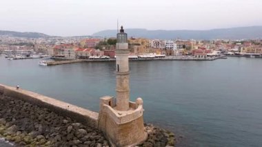 Chania 'nın muhteşem deniz feneri, cami, Venedik tersaneleri Girit, Yunanistan. Deniz fenerine dalgalar çarpıyor, Güzel Yunanistan ve en güzel manzaralı yerler - panorama