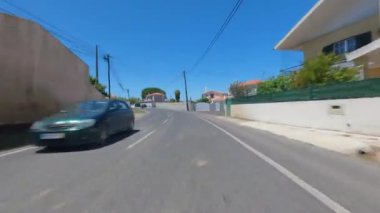 Sürücülerin, durmuş bir arabanın içinden yola ve güzel yeşil manzaraya bakış açıları. Lizbon, Portekiz, Avrupa.