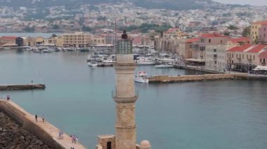 Chania 'nın muhteşem deniz feneri, cami, Venedik tersaneleri Girit, Yunanistan. Deniz fenerine dalgalar çarpıyor, Güzel Yunanistan ve en güzel manzaralı yerler - panorama