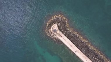 Chania 'nın muhteşem deniz feneri, cami, Venedik tersaneleri Girit, Yunanistan. Deniz fenerine dalgalar çarpıyor, Güzel Yunanistan ve en güzel manzaralı yerler - panorama
