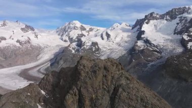 İsviçre Alpleri 'nin sinematik hava aracı görüntüleri. Karla kaplı tepeler, yeşil vadiler ve çarpıcı 4K 'da yakalanmış dramatik dağ manzaraları. Seyahat, doğa ve manzara projeleri için ideal