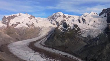 İsviçre Alpleri 'nin sinematik hava aracı görüntüleri. Karla kaplı tepeler, yeşil vadiler ve çarpıcı 4K 'da yakalanmış dramatik dağ manzaraları. Seyahat, doğa ve manzara projeleri için ideal