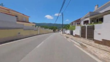 Sürücünün perspektifinden, durdurulmuş bir arabanın içinden yola ve güzel yeşil manzaraya bak. Lizbon, Portekiz, Avrupa.