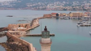 Chania 'nın muhteşem deniz feneri, cami, Venedik tersaneleri Girit, Yunanistan. Deniz fenerine dalgalar çarpıyor, Güzel Yunanistan ve en güzel manzaralı yerler - panorama