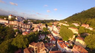 Lizbon, Portekiz yakınlarında yüksek drone manzaralı bir sahil. Kuma çizilmiş araç izleri yumuşak Atlantik dalgalarıyla karşılaşıyor. Hava görüntüleri karayla deniz arasındaki doğal desenleri ve kontrastı gösteriyor..