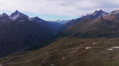 İsviçre Alpleri 'nin sinematik hava aracı görüntüleri. Karla kaplı tepeler, yeşil vadiler ve çarpıcı 4K 'da yakalanmış dramatik dağ manzaraları. Seyahat, doğa ve manzara projeleri için ideal
