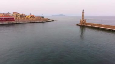 Chania 'nın muhteşem deniz feneri, cami, Venedik tersaneleri Girit, Yunanistan. Deniz fenerine dalgalar çarpıyor, Güzel Yunanistan ve en güzel manzaralı yerler - panorama