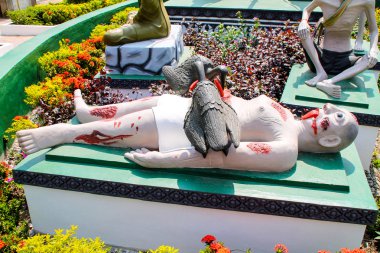 Scuplture bir adamın akbabalar çiğ çiğ