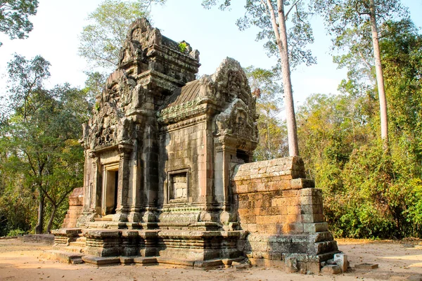 在吴哥窟，暹粒，柬埔寨的寺庙花园景观 图库照片