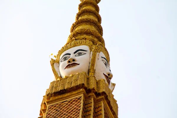 Estatua religiosa dorada con rostro . — Foto de Stock