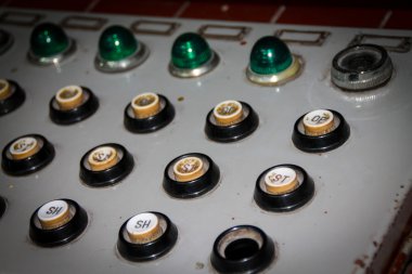 Acil durumlar için denetim kutusunu basma düğmesi.