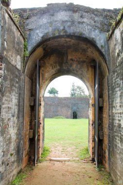 Kapı girişi arenada büyük eski taş.