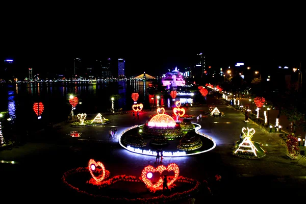 Da Nang centro de la ciudad amor corazón círculo en la noche —  Fotos de Stock