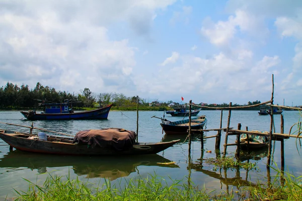 Δείτε πάνω από ένα ποτάμι με παλιά Ασίας σκάφη στο Βιετνάμ — Φωτογραφία Αρχείου