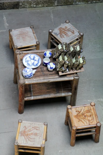 お茶の準備ができた伝統的なベトナムのテーブルと椅子. — ストック写真