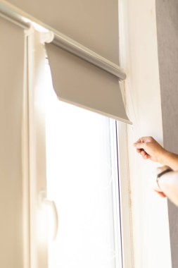 Yeni kurulmuş pencere perdelerinin kalitesini ve hizasını denetleyen yükleyici.