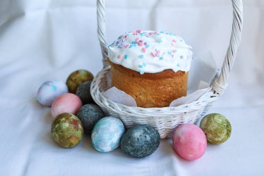 Boyalı yumurtalar, Paskalya atmosferi ve aile sıcaklığıyla dolu bir sepette geleneksel Ukrayna Paskalya kulişi.