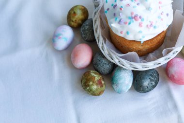 Boyanmış yumurtalar, hafif arka plan, minimalist Paskalya natürmortu dolu bir sepette neşeli Paskalya kulişi.