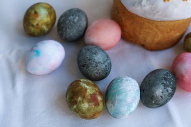 Paskalya 'nın beyaz arka planında boyanmış Paskalya yumurtalarının yakın plan kompozisyonu, bayram minimalist kompozisyonu.