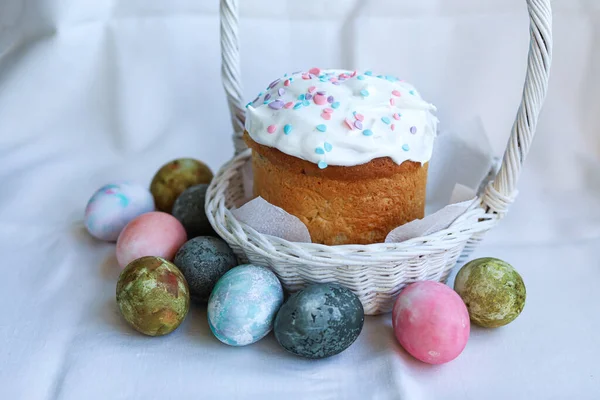 Boyalı yumurtalar, Paskalya atmosferi ve aile sıcaklığıyla dolu bir sepette geleneksel Ukrayna Paskalya kulişi.