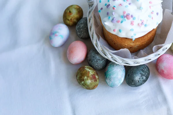 Boyanmış yumurtalar, hafif arka plan, minimalist Paskalya natürmortu dolu bir sepette neşeli Paskalya kulişi.