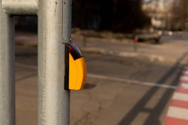 Şehir ortamında trafik ışığı kontrolü için yaya geçiş düğmesine basın