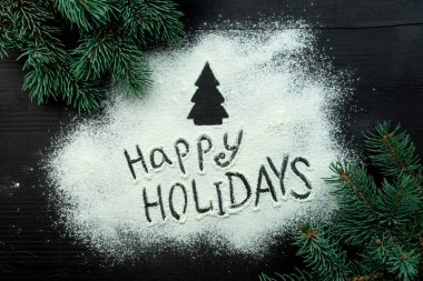 Un, Yeni Yıl kompozisyonunun ortasına, üzerinde Noel ağacının ana hatları ve yazıları olan koyu ahşap bir zemine saçılmıştır. Noel ağacı dalları unun etrafına yayılmış..