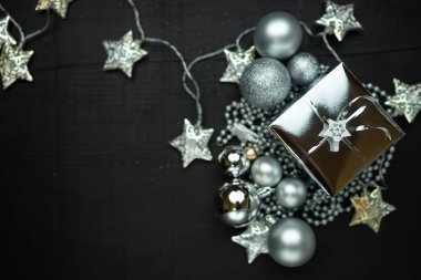 Yeni yıl dekorunun arka planında hediye olan bir kutu. koyu ahşap arkaplan