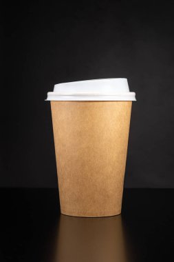 Siyah arka planda kahve için tek kullanımlık kağıt bardak. Doğal eko paketleme