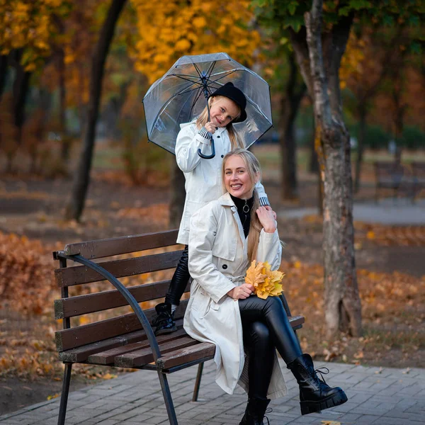 Máma Dcera Sedí Parku Lavičce Pod Průhledným Deštníkem Podzimní Park — Stock fotografie