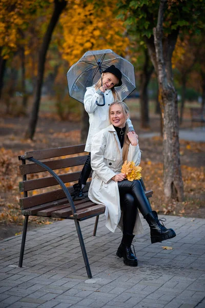 Máma Dcera Sedí Parku Lavičce Pod Průhledným Deštníkem Podzimní Park — Stock fotografie
