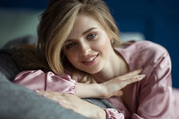 Zbliżenie Portret Młodej Pięknej Blondynki Falowanymi Włosami Różowym Peignir Zanurzonym — Zdjęcie stockowe