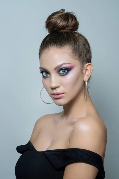 Mooi Meisje Model Met Professionele Avond Make Een Zwarte Jurk — Stockfoto