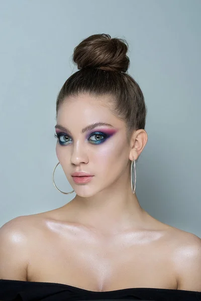 Belle Fille Modèle Avec Professionnel Soirée Maquillage Dans Une Robe — Photo
