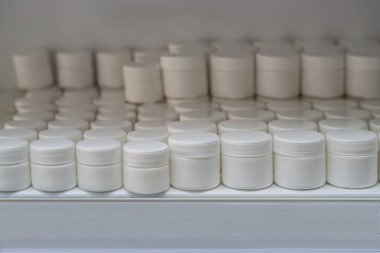 Yapay elmasları ve diğer tasarım materyallerini depolamak için bir grup beyaz konteynır içeren dükkan penceresi