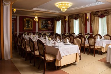 Şenlikli masa dekorasyonu. Restoranda şenlik masası..