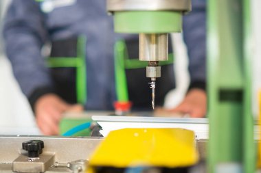 seçici odak, açık açıklık, sığ alan derinliği - plastik pencere üretimi için bir dükkanda torna matkabı .