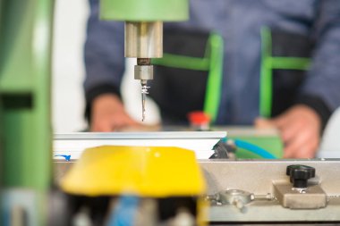 seçici odak, açık açıklık, sığ alan derinliği - plastik pencere üretimi için bir dükkanda torna matkabı .