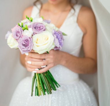 Gelinin otel odasında geçirdiği sabah. Güzel bir gelinin elindeki buketin bulanık görüntüsü.