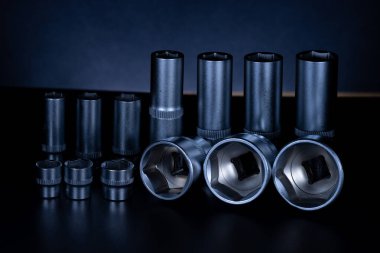 Koyu arkaplanda vanadyum ve krom eklenmiş profesyonel çelik soketler. Onarımları kendi başına yapmayı tercih eden bir sürücünün kesinlikle bir takım aletlere ihtiyacı olacak. Ayrıca araba servisinde ve lastik tamirinde de kullanışlı olacak.