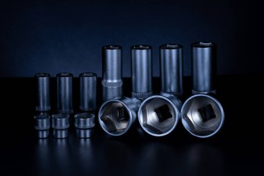 Koyu arkaplanda vanadyum ve krom eklenmiş profesyonel çelik soketler. Onarımları kendi başına yapmayı tercih eden bir sürücünün kesinlikle bir takım aletlere ihtiyacı olacak. Ayrıca araba servisinde ve lastik tamirinde de kullanışlı olacak.