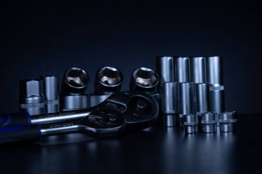 profesyonel cırcır ve soketler alet çeliğinden yapılmış ve koyu arkaplanda vanadyum ve krom eklenmiş.