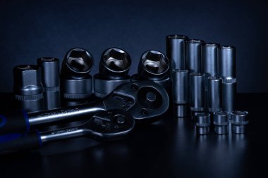 profesyonel cırcır ve soketler alet çeliğinden yapılmış ve koyu arkaplanda vanadyum ve krom eklenmiş.