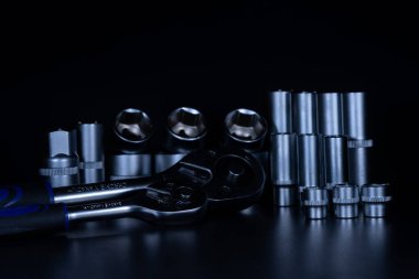 profesyonel cırcır ve soketler alet çeliğinden yapılmış ve koyu arkaplanda vanadyum ve krom eklenmiş.