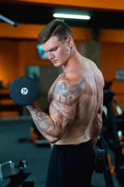 Sporcu kasları pompalar, sağlıklı beslenme ve yaşam tarzı konsepti, spor aşkı, fitness.