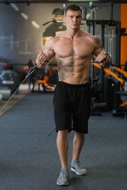 Spor salonundaki bir atlet simülatördeki eller için egzersiz yapıyor. Spor yaşam tarzı. güzellik ve sağlık