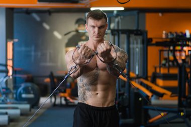 Spor salonundaki bir atlet simülatördeki eller için egzersiz yapıyor. Spor yaşam tarzı. güzellik ve sağlık